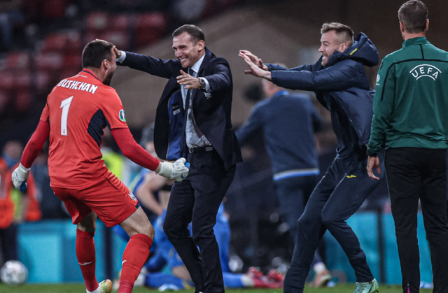  热那亚主场雨战，古德蒙德松凌空抽射技惊四座